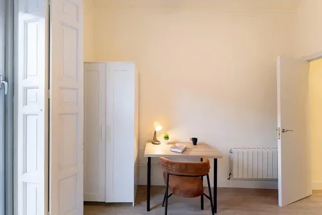 Dormitorio; suelo de madera, luz natural