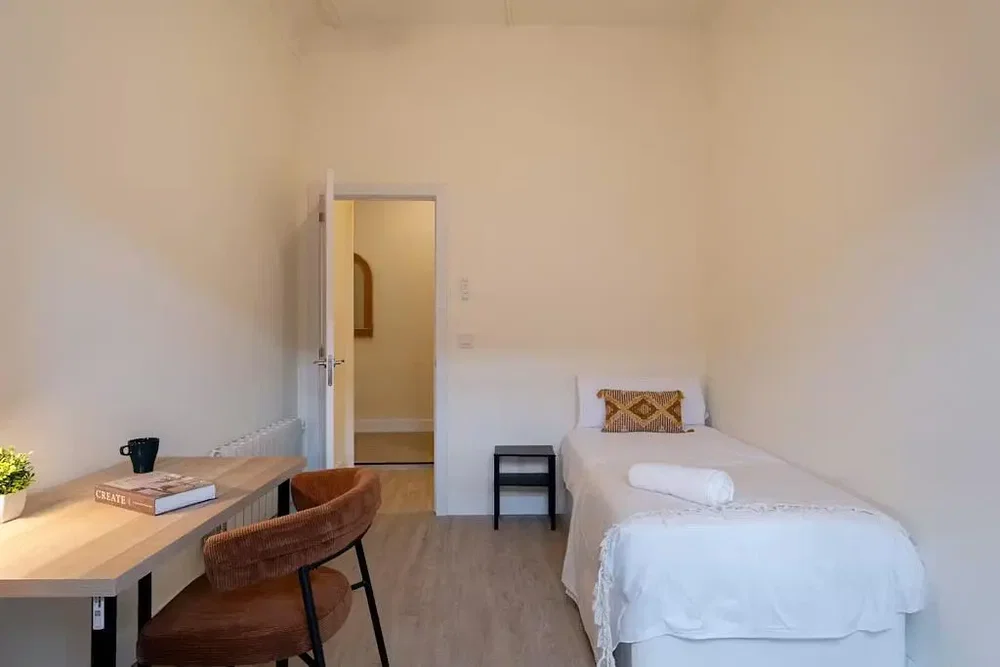 Dormitorio; luz natural, suelo de madera, estilo moderno