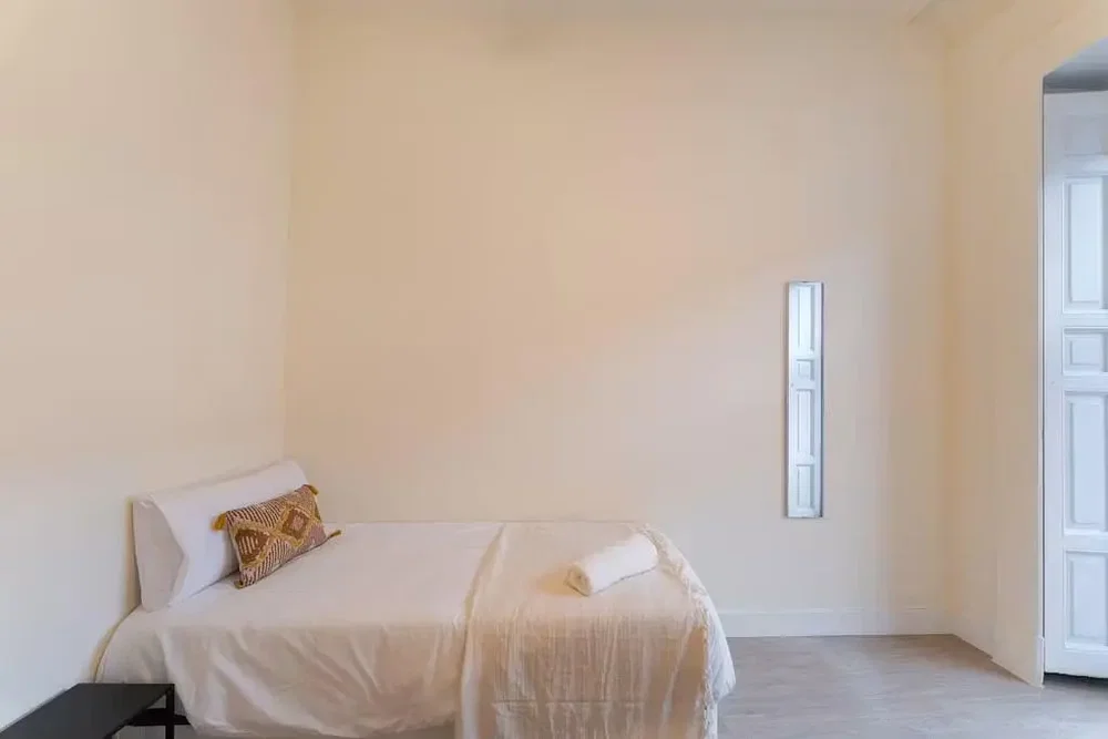 Dormitorio; luz natural, suelo de baldosas