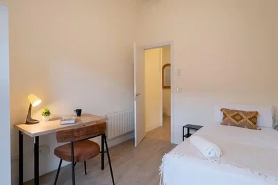 Dormitorio; luz natural, suelo de madera