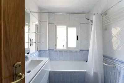Banyo; fayans zemin, doğal ışık, tadilatlı