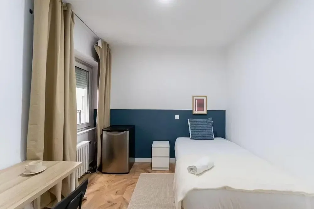 Camera da letto; luce naturale, pavimento in legno