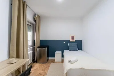 Camera da letto; luce naturale, pavimento in legno
