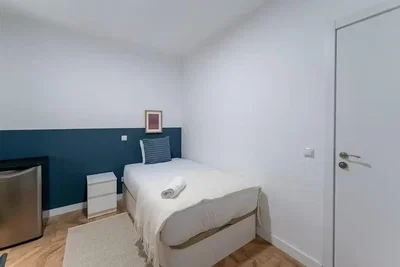 Camera da letto; pavimento in legno, luce naturale