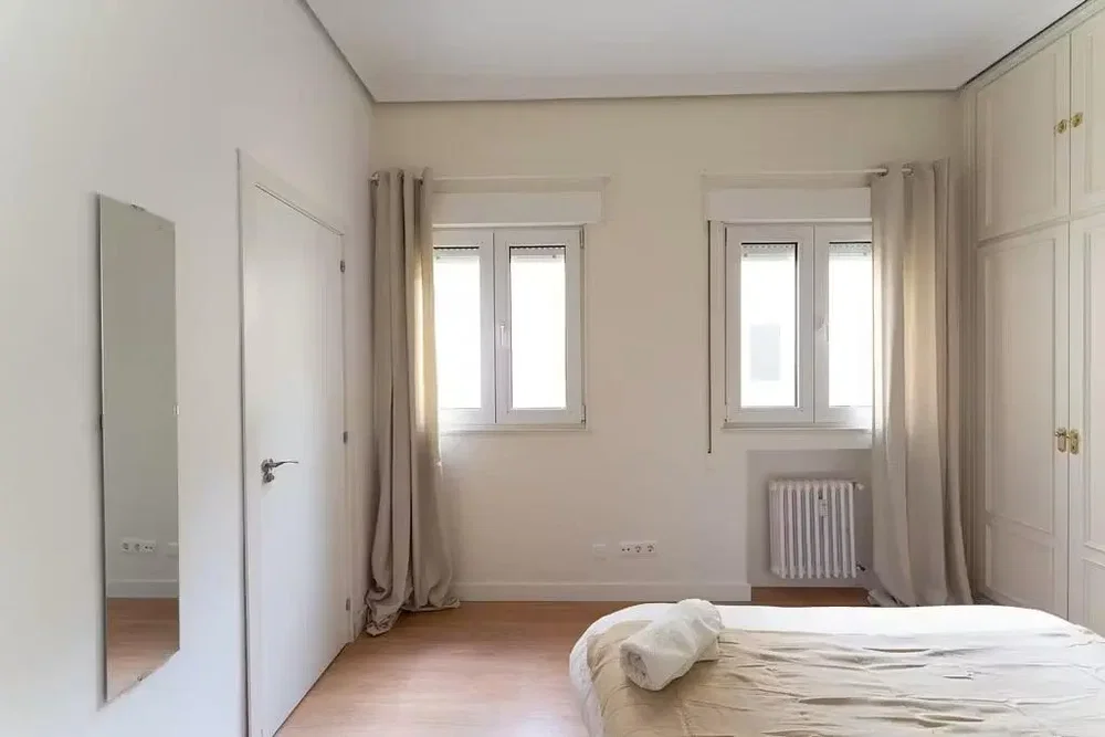 Camera da letto; luce naturale, pavimento in legno