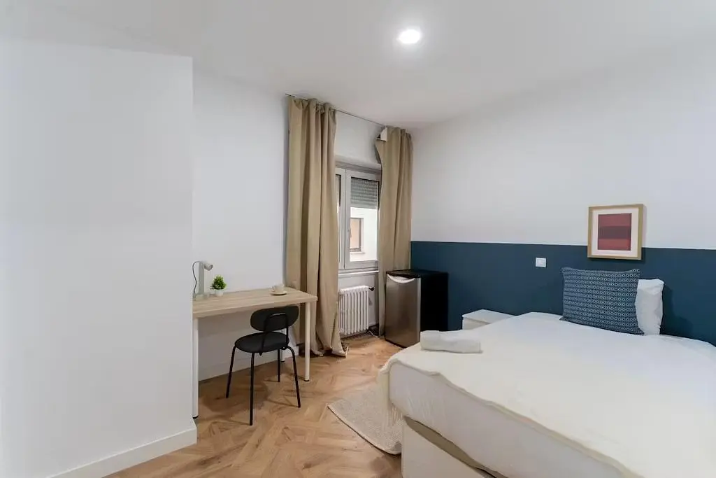 Camera da letto; pavimento in legno, luce naturale