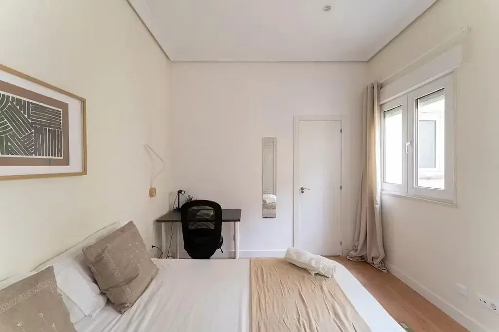 Camera da letto; luce naturale, pavimento in legno