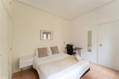 Camera da letto; luce naturale, pavimento in legno