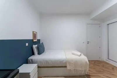 Camera da letto; pavimento in legno, luce naturale