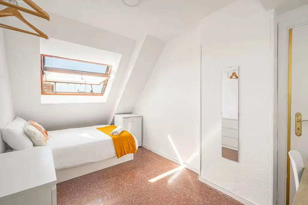 Camera da letto; luce naturale, pavimento in legno