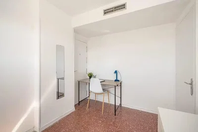 Camera da letto; luce naturale, pavimento in piastrelle