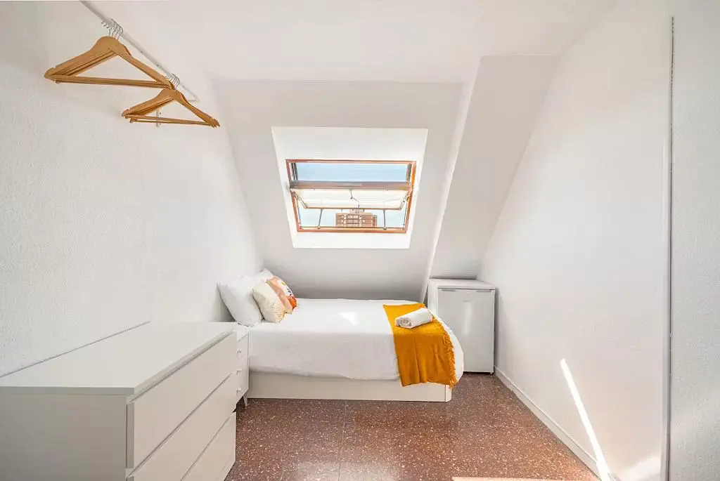 Camera da letto; luce naturale, pavimento in legno