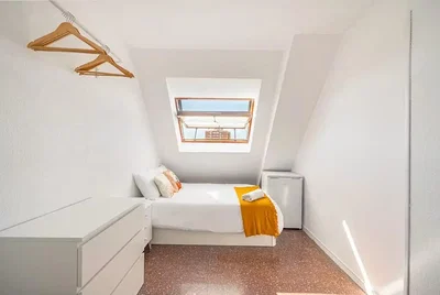 Camera da letto; luce naturale, pavimento in legno