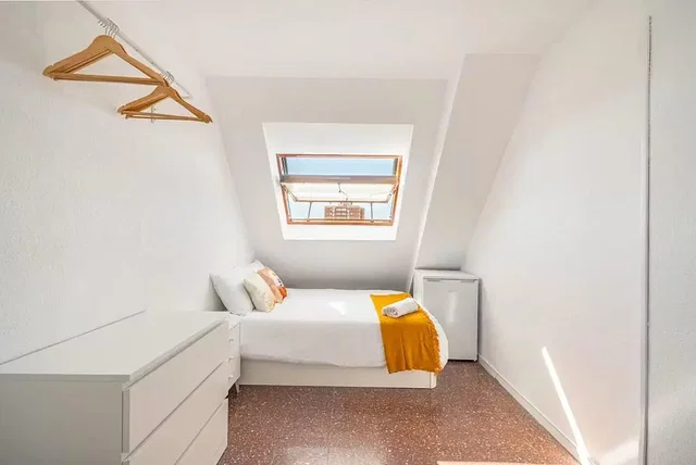 Dormitorio; luz natural, suelo de madera