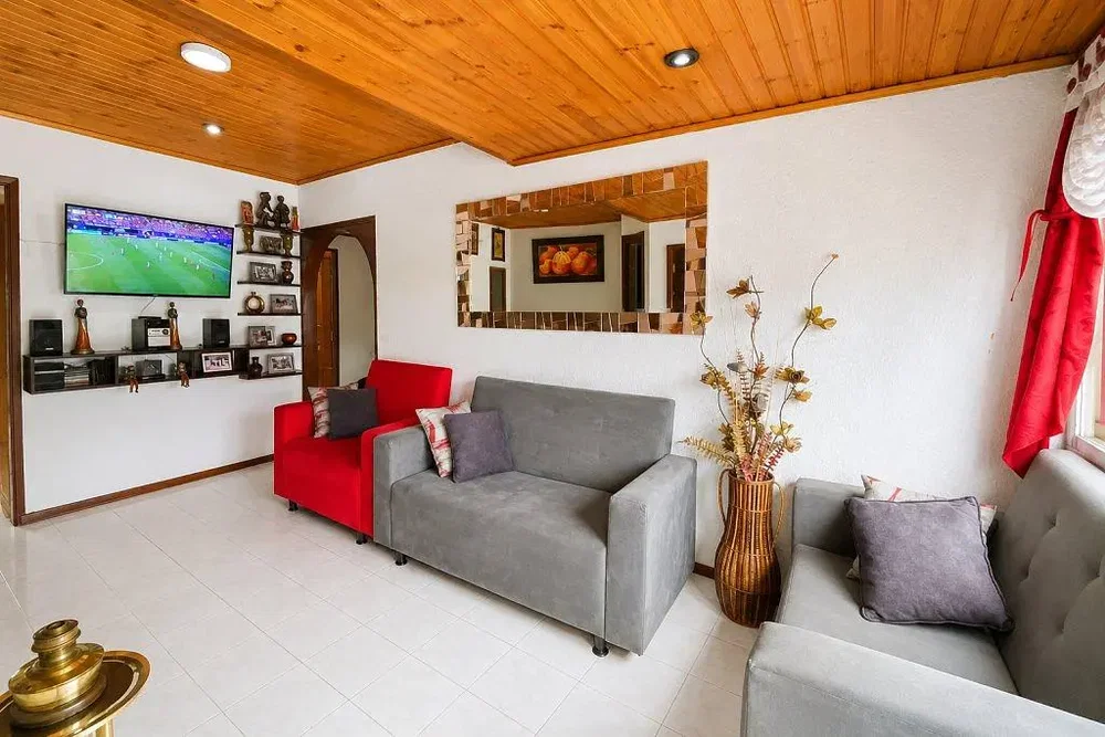 Salon; carrelage, poutres en bois, lumière naturelle