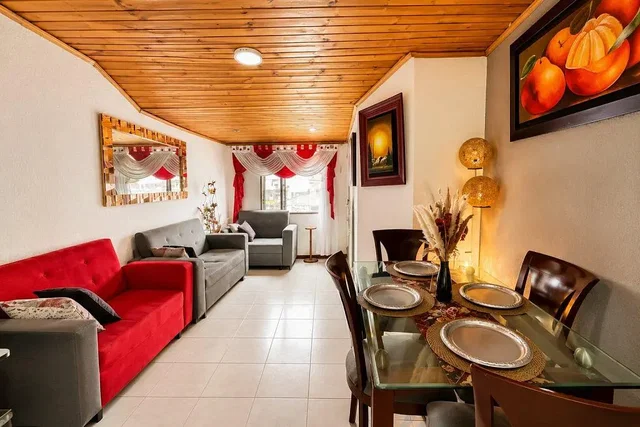 Woonkamer; houten balken, tegelvloer, natuurlijk licht, rustieke stijl