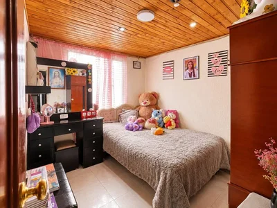Chambre; poutres en bois, parquet, lumière naturelle