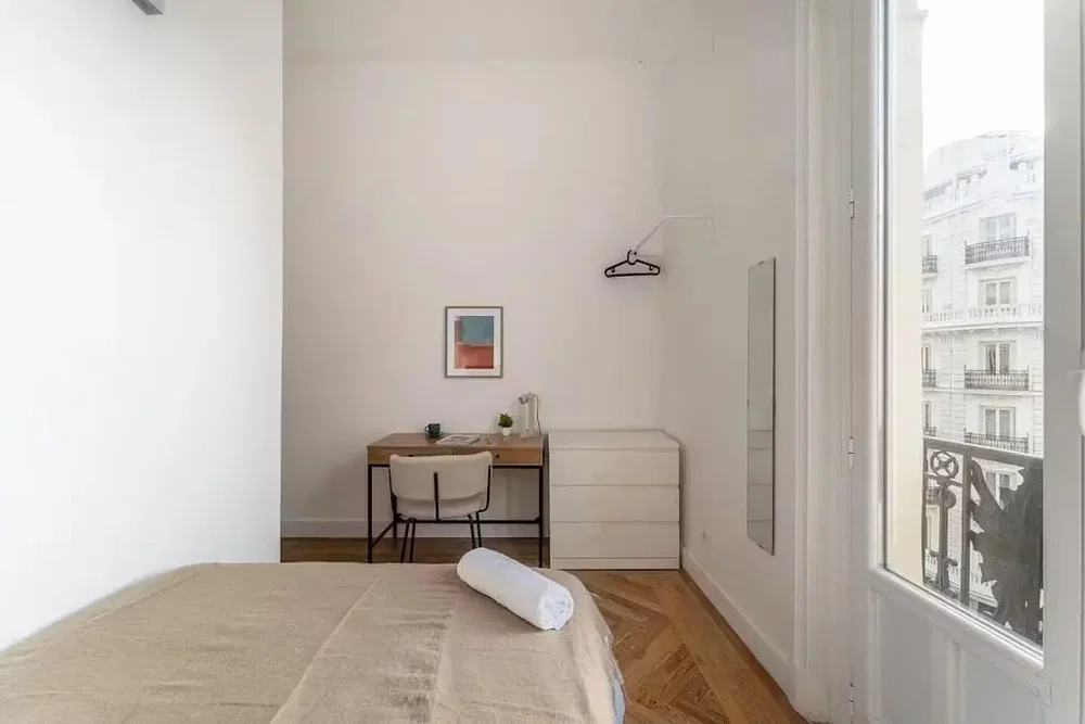 Schlafzimmer; tageslicht, holzboden