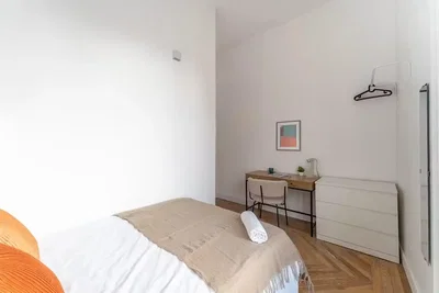 Schlafzimmer; tageslicht, holzboden