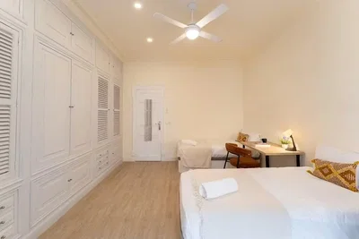 Schlafzimmer; tageslicht, holzboden