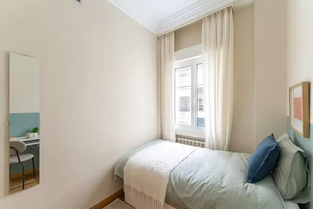 Schlafzimmer; tageslicht, holzboden