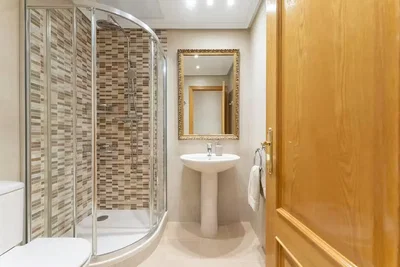 Badezimmer; fliesenboden, tageslicht