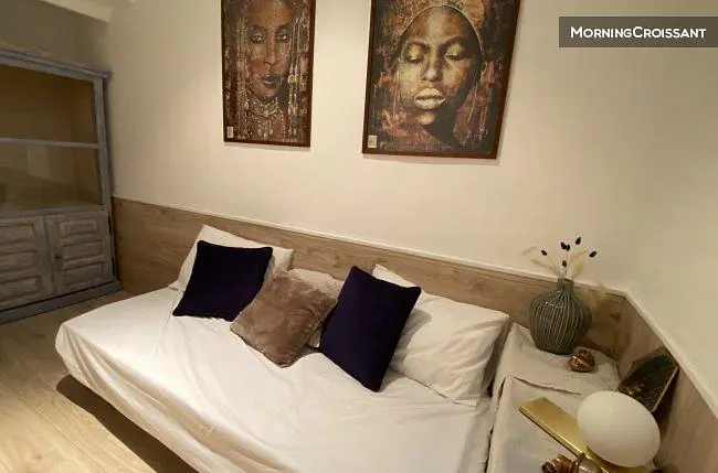Schlafzimmer; holzboden, tageslicht, moderner stil