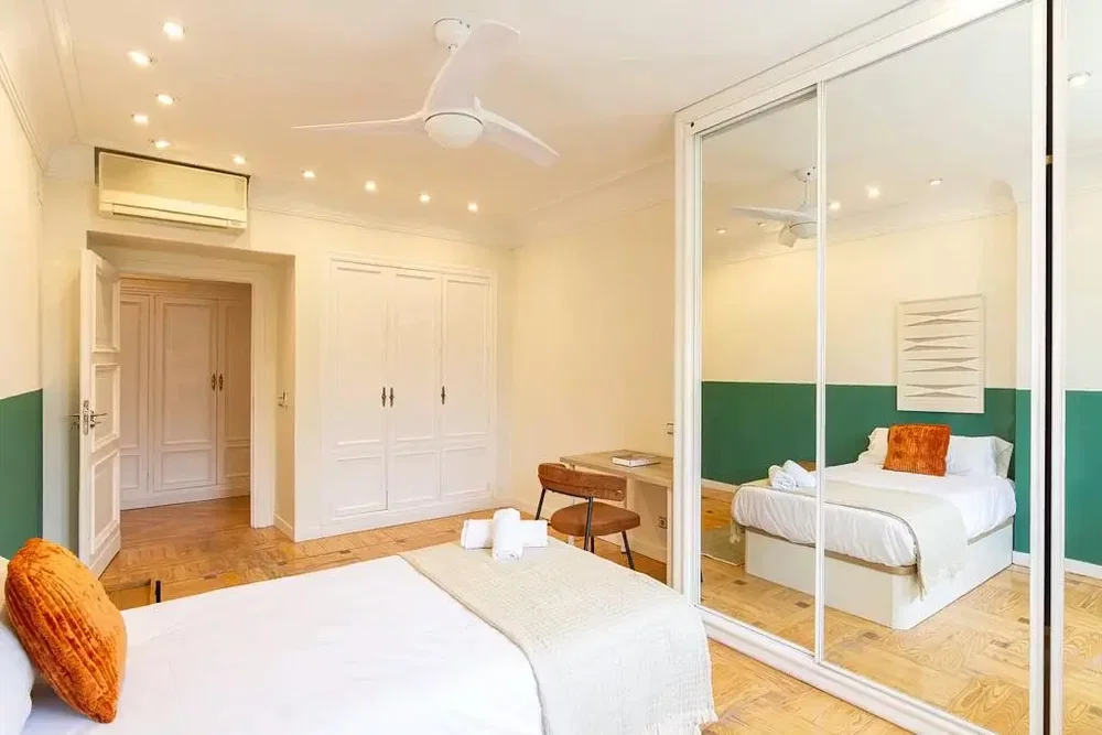 Camera da letto; pavimento in legno, luce naturale