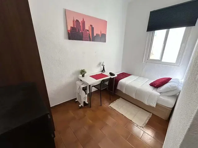 Quarto; chão de azulejo, luz natural