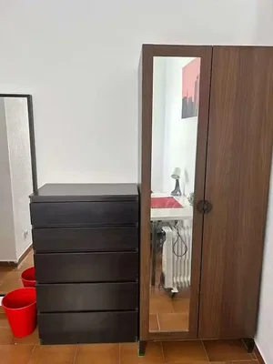 Spavaća soba; drveni pod, pločice, potrebna renovacija