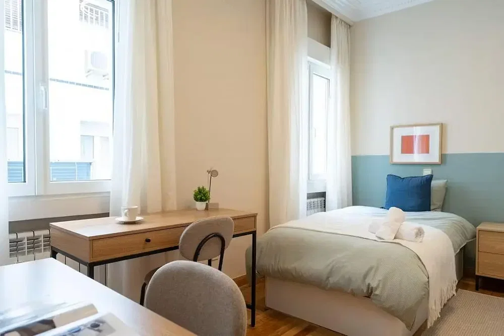Camera da letto; luce naturale, stile moderno