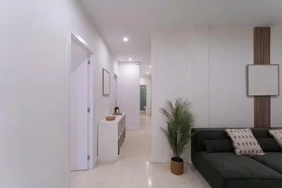 Soggiorno; pavimento in piastrelle, luce naturale, stile moderno