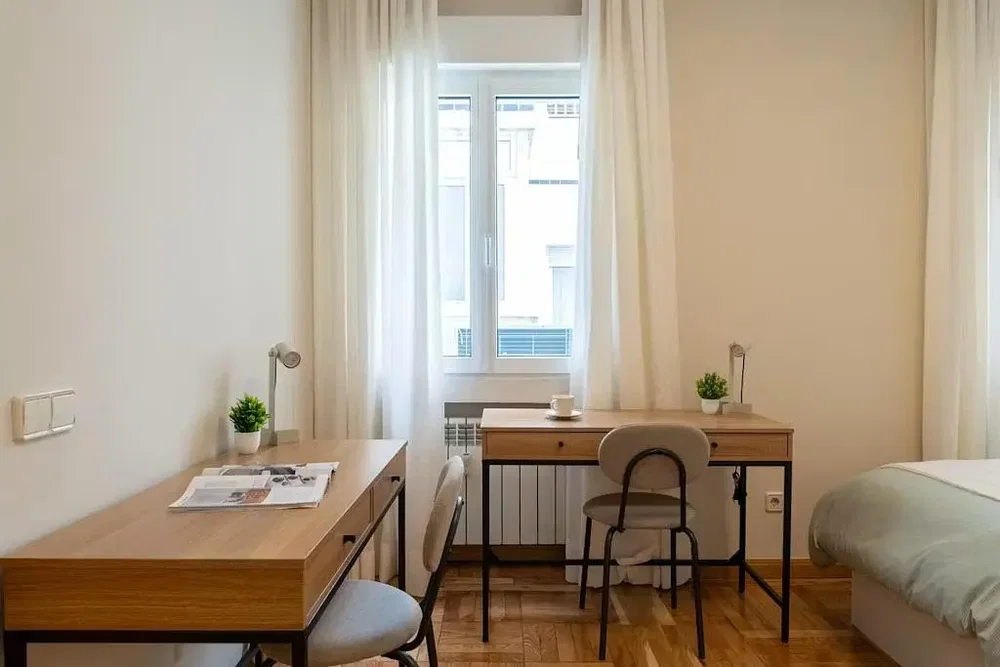 Camera da letto; pavimento in legno, luce naturale, stile moderno