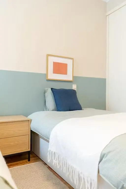 Camera da letto; pavimento in legno, luce naturale