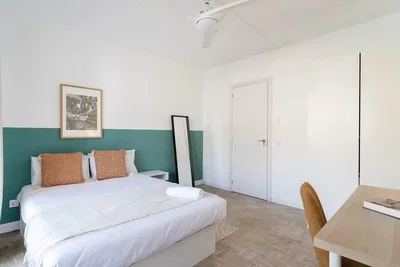 Dormitorio; luz natural, suelo de madera