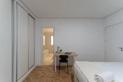 Camera da letto; pavimento in legno, luce naturale