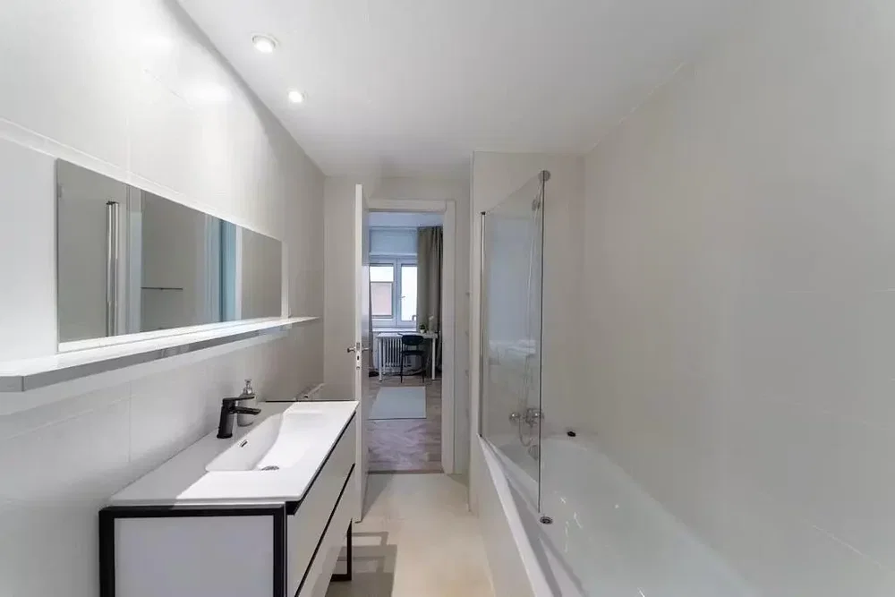 Bagno; ristrutturato, luce naturale, pavimento in piastrelle