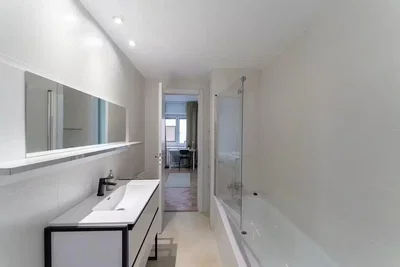 Bagno; ristrutturato, luce naturale, pavimento in piastrelle