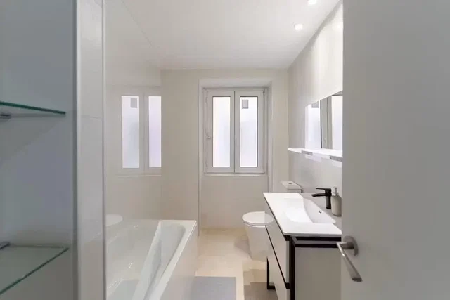 Baño; luz natural, suelo de baldosas
