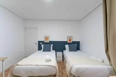 Camera da letto; pavimento in legno, luce naturale