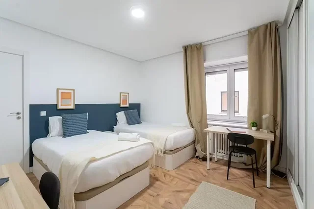 Dormitorio; suelo de madera, luz natural