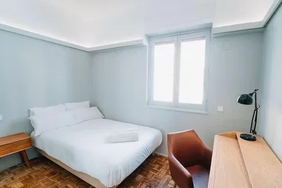 Dormitorio; suelo de madera, luz natural