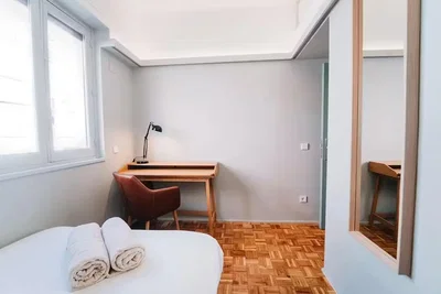Dormitorio; luz natural, suelo de madera, renovado