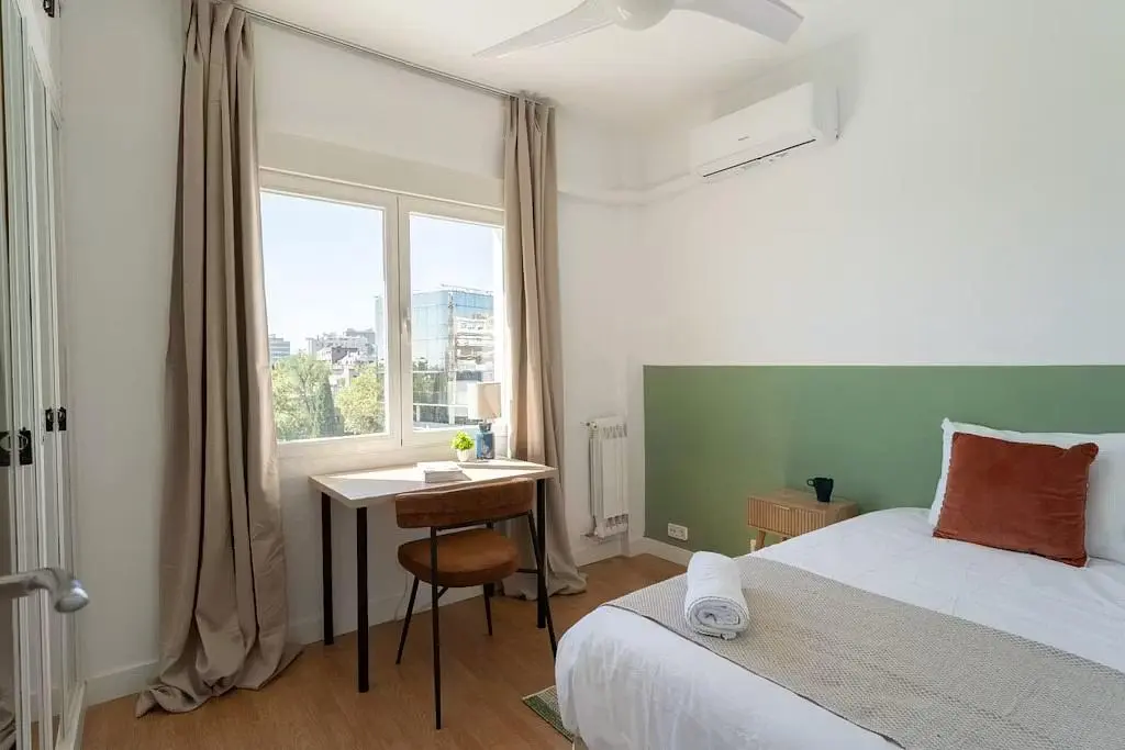 Camera da letto; luce naturale, pavimento in legno