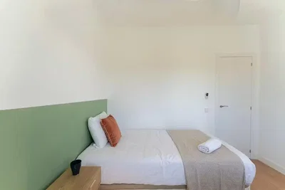 Camera da letto; luce naturale, pavimento in legno