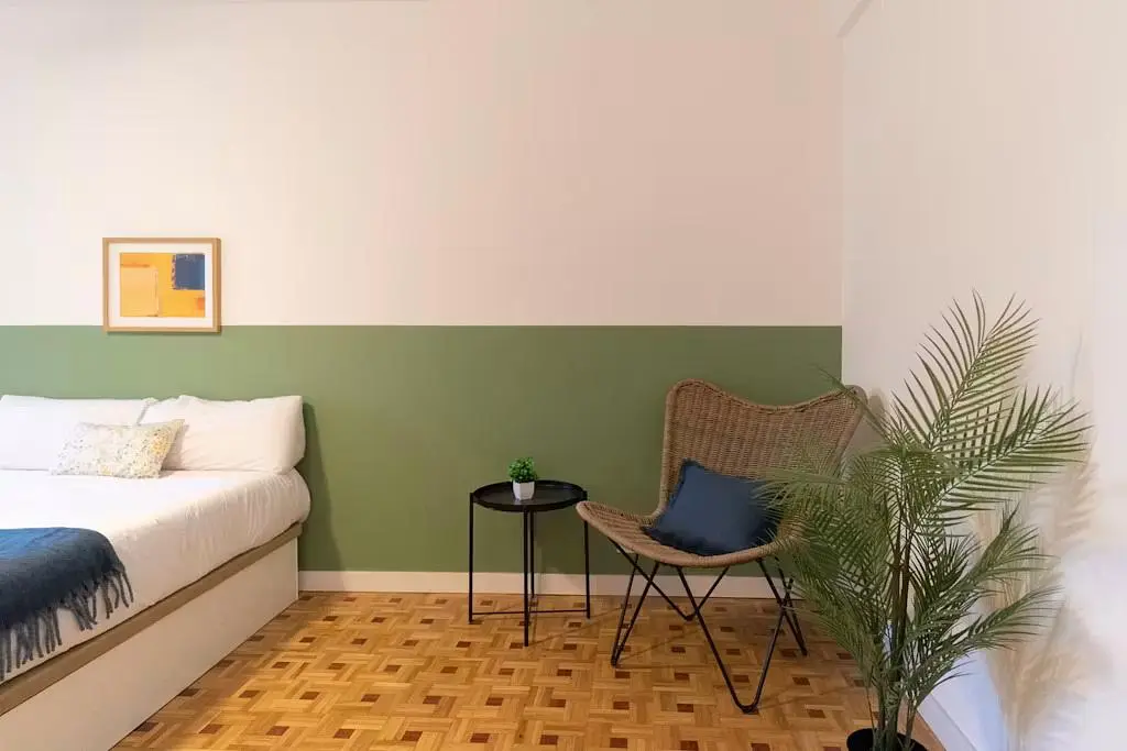 Camera da letto; pavimento in legno, luce naturale