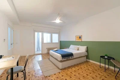 Camera da letto; pavimento in legno, luce naturale