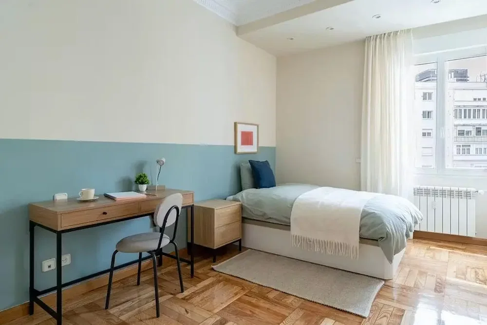 Camera da letto; luce naturale, pavimento in legno