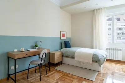 Camera da letto; luce naturale, pavimento in legno