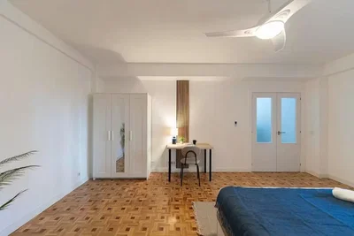 Camera da letto; pavimento in legno, luce naturale
